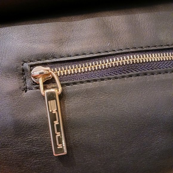 Elegant Two-Tone Leather Handbag - Picture 14 of 15